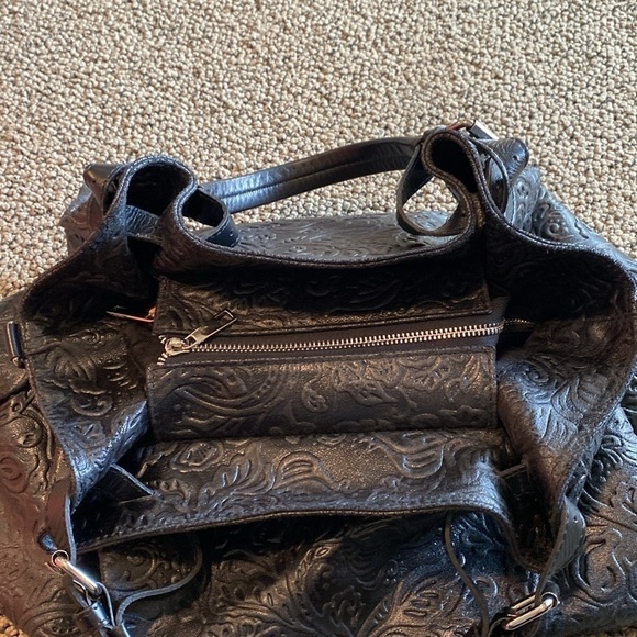 Isa Dora Black Italian Leather Large Shoulder/Tote Bag in Like New Condition - Picture 4 of 10